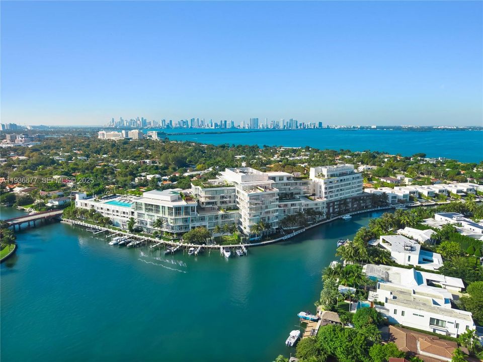 На продажу: $4,750,000 (2 спален, 2 ванн, 2743 Квадратных фут)