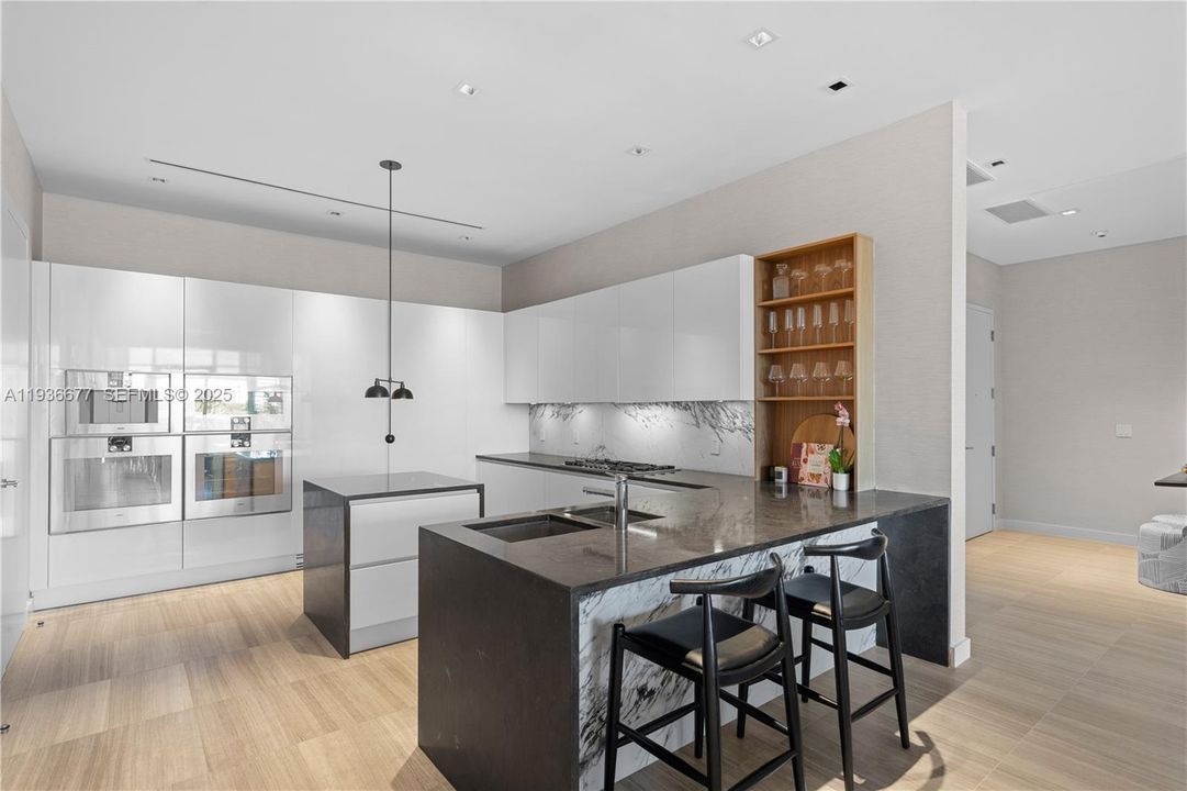 На продажу: $4,750,000 (2 спален, 2 ванн, 2743 Квадратных фут)