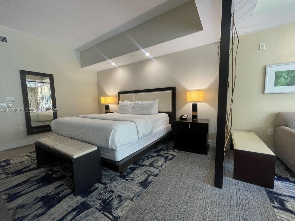 For Sale: $125,000 (1 beds, 1 baths, 705 Square Feet)