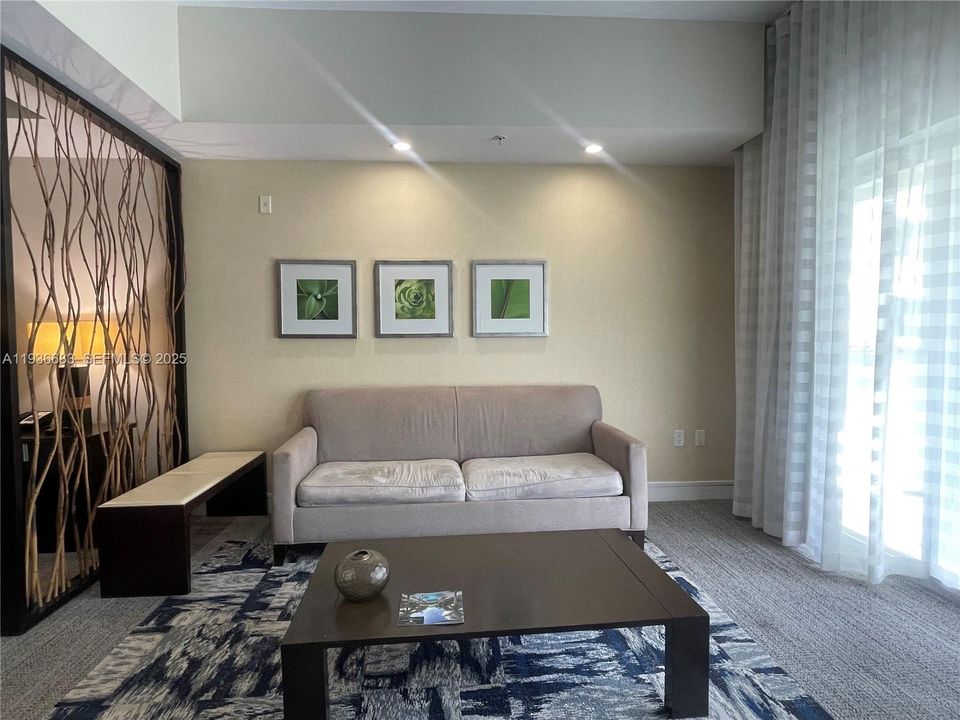 For Sale: $125,000 (1 beds, 1 baths, 705 Square Feet)