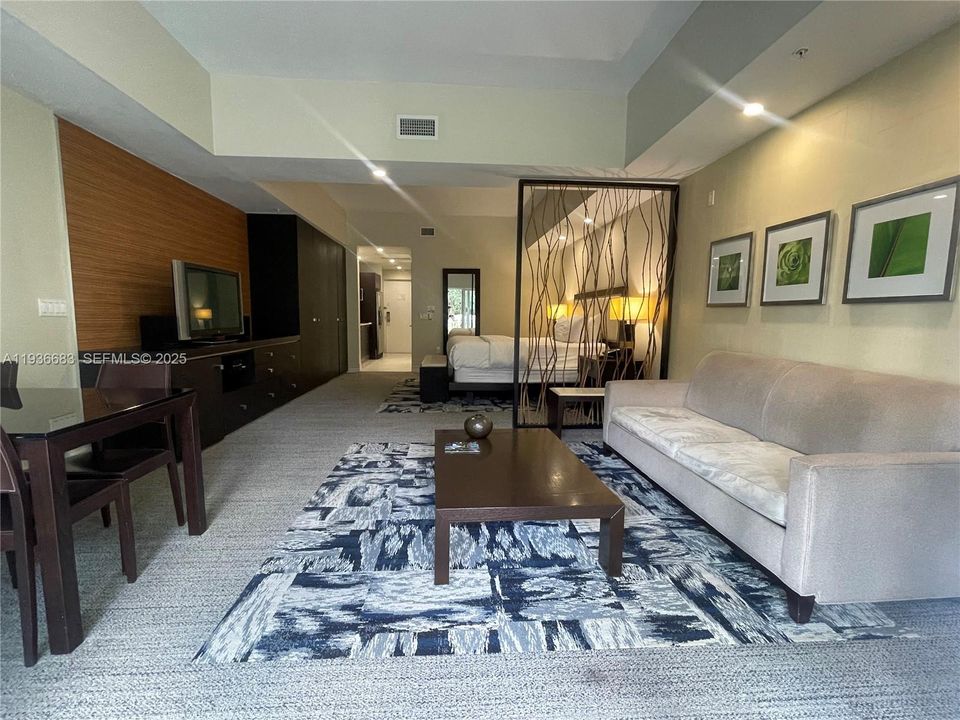 For Sale: $125,000 (1 beds, 1 baths, 705 Square Feet)