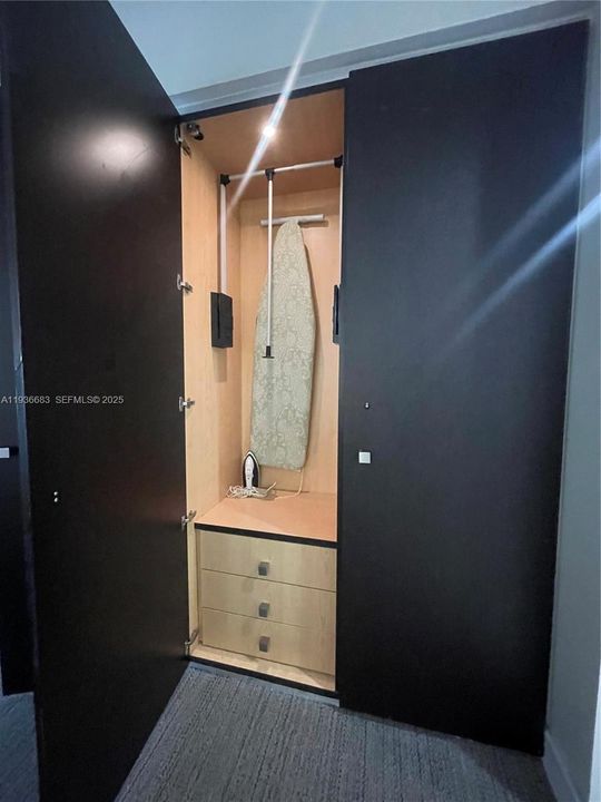 For Sale: $125,000 (1 beds, 1 baths, 705 Square Feet)