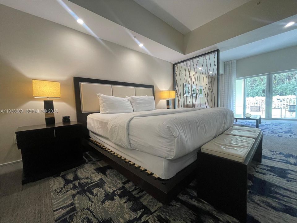 For Sale: $125,000 (1 beds, 1 baths, 705 Square Feet)