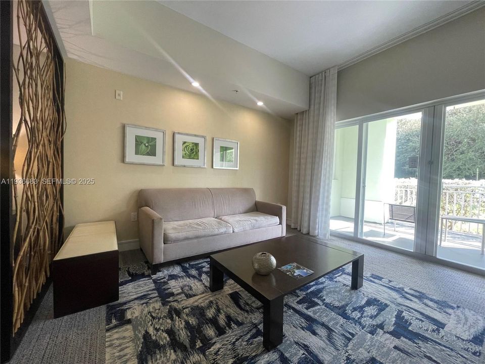 For Sale: $125,000 (1 beds, 1 baths, 705 Square Feet)