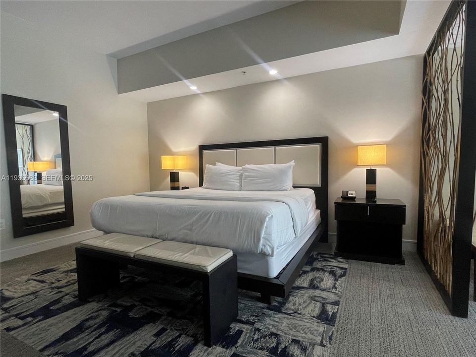 For Sale: $125,000 (1 beds, 1 baths, 705 Square Feet)