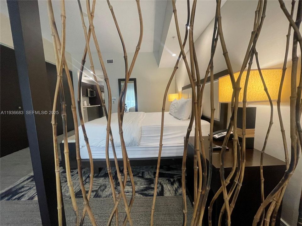 For Sale: $125,000 (1 beds, 1 baths, 705 Square Feet)