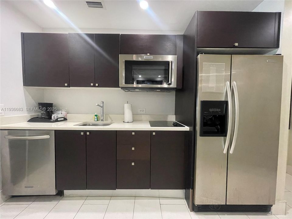 For Sale: $125,000 (1 beds, 1 baths, 705 Square Feet)