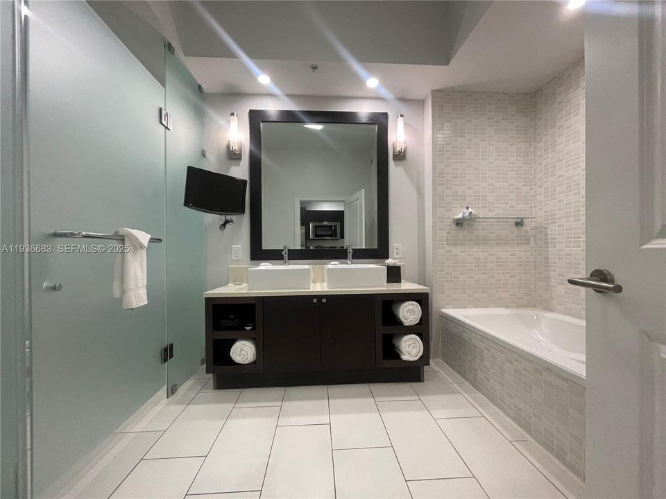 For Sale: $125,000 (1 beds, 1 baths, 705 Square Feet)