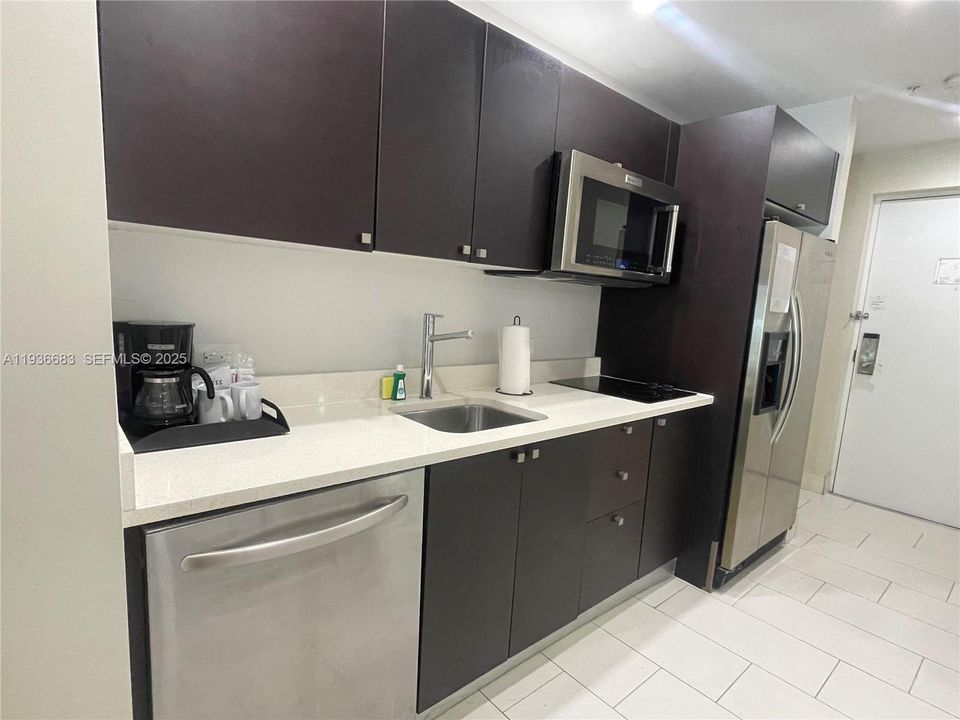 For Sale: $125,000 (1 beds, 1 baths, 705 Square Feet)