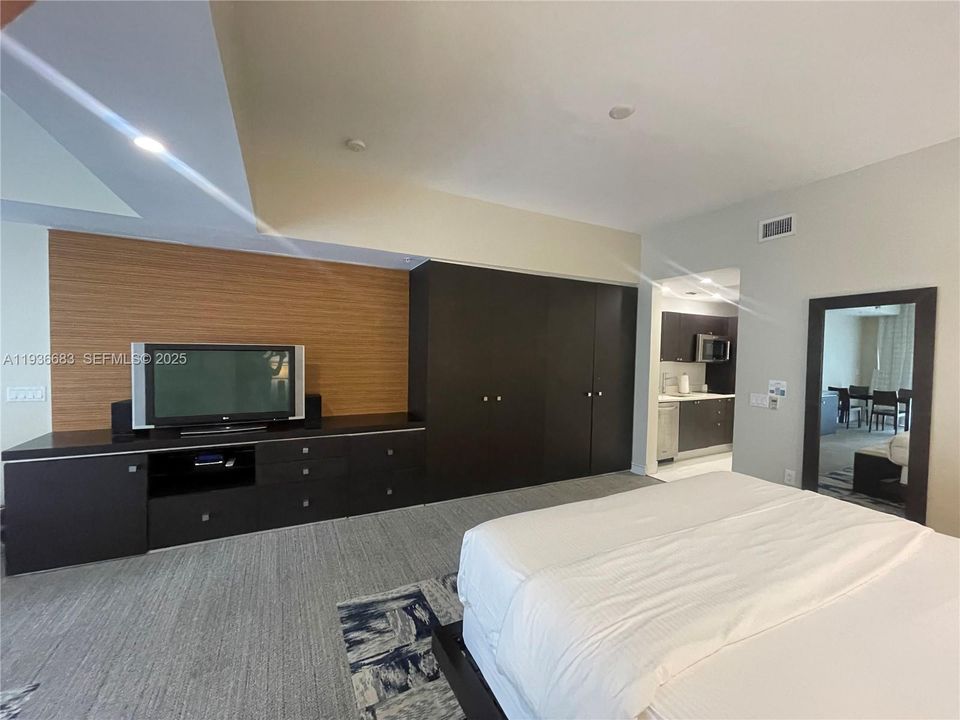 For Sale: $125,000 (1 beds, 1 baths, 705 Square Feet)