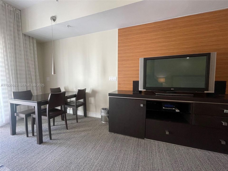 For Sale: $125,000 (1 beds, 1 baths, 705 Square Feet)