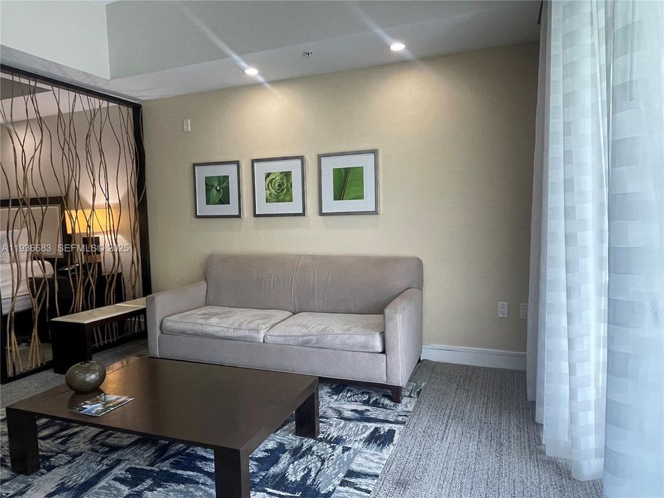 For Sale: $125,000 (1 beds, 1 baths, 705 Square Feet)