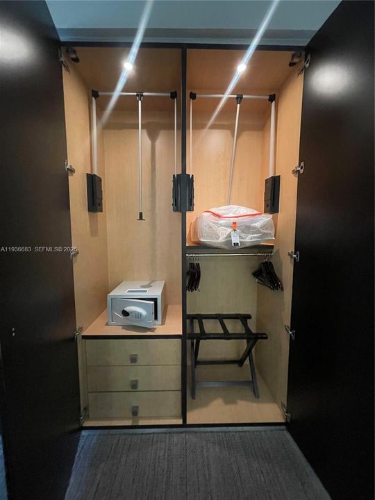 For Sale: $125,000 (1 beds, 1 baths, 705 Square Feet)