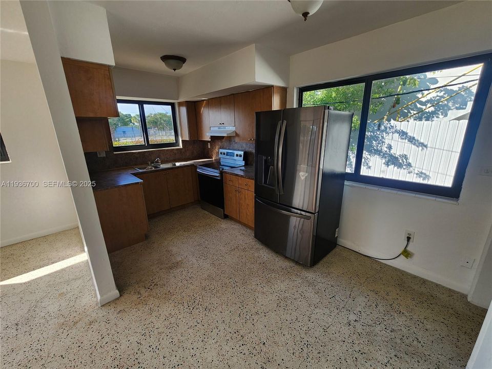 For Rent: $2,800 (3 beds, 2 baths, 1100 Square Feet)