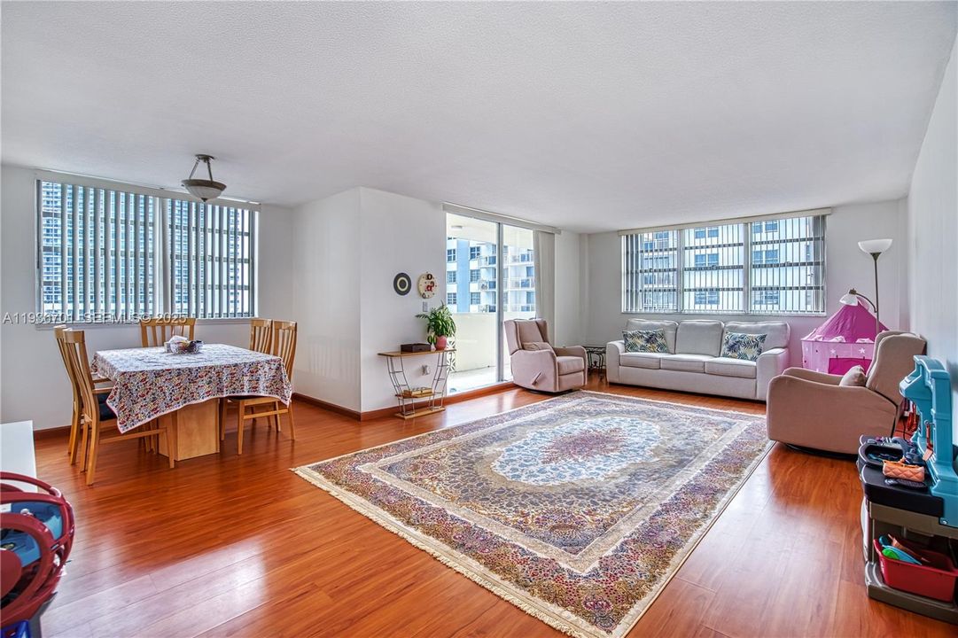 出租: $2,300 (2 贝兹, 2 浴室, 1360 平方英尺)