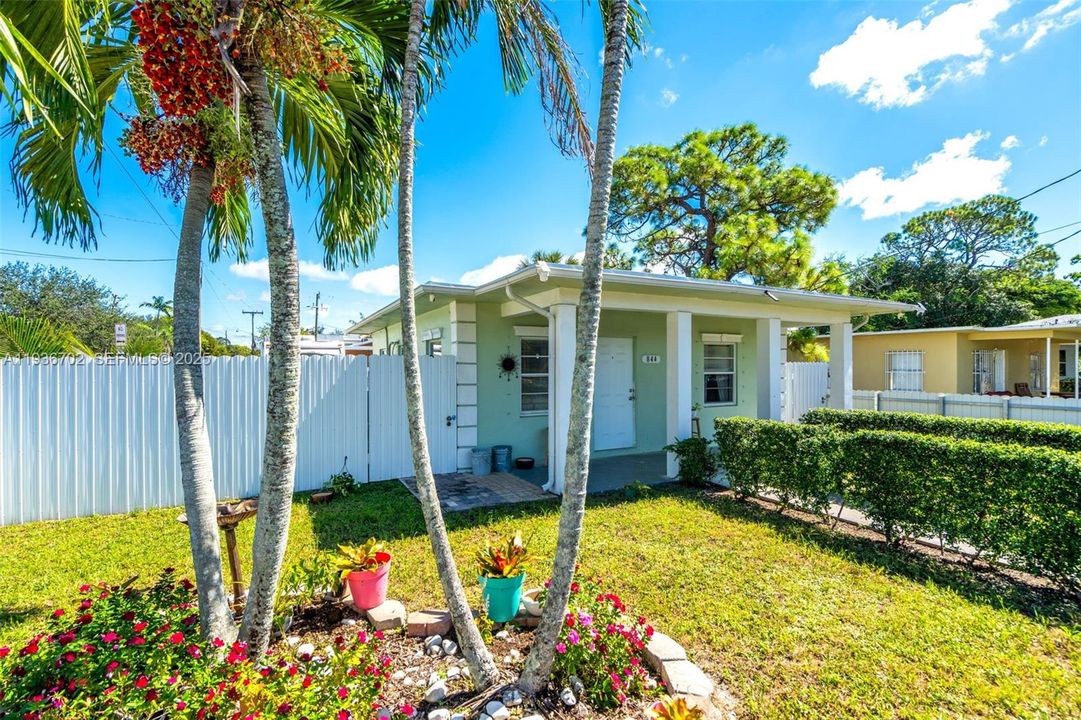 待售: $319,999 (2 贝兹, 1 浴室, 625 平方英尺)