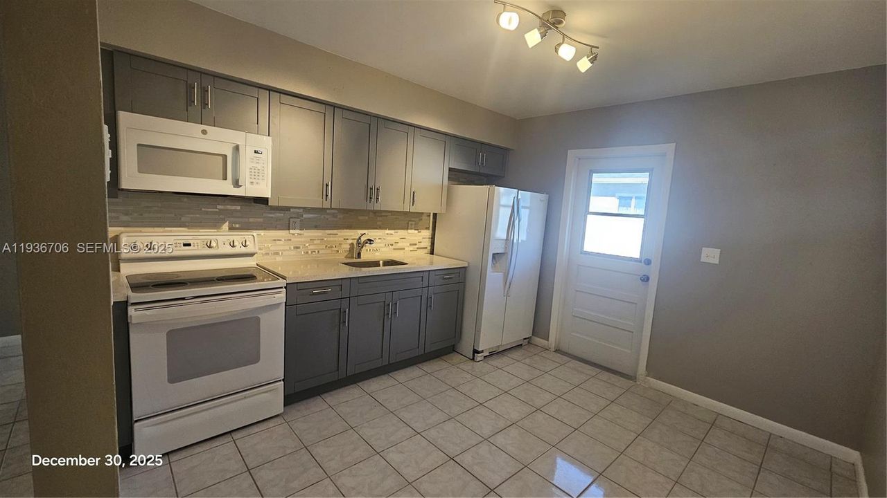 For Rent: $1,850 (2 beds, 1 baths, 955 Square Feet)