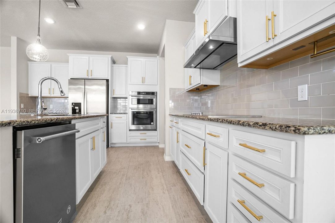 For Rent: $4,900 (4 beds, 2 baths, 2631 Square Feet)