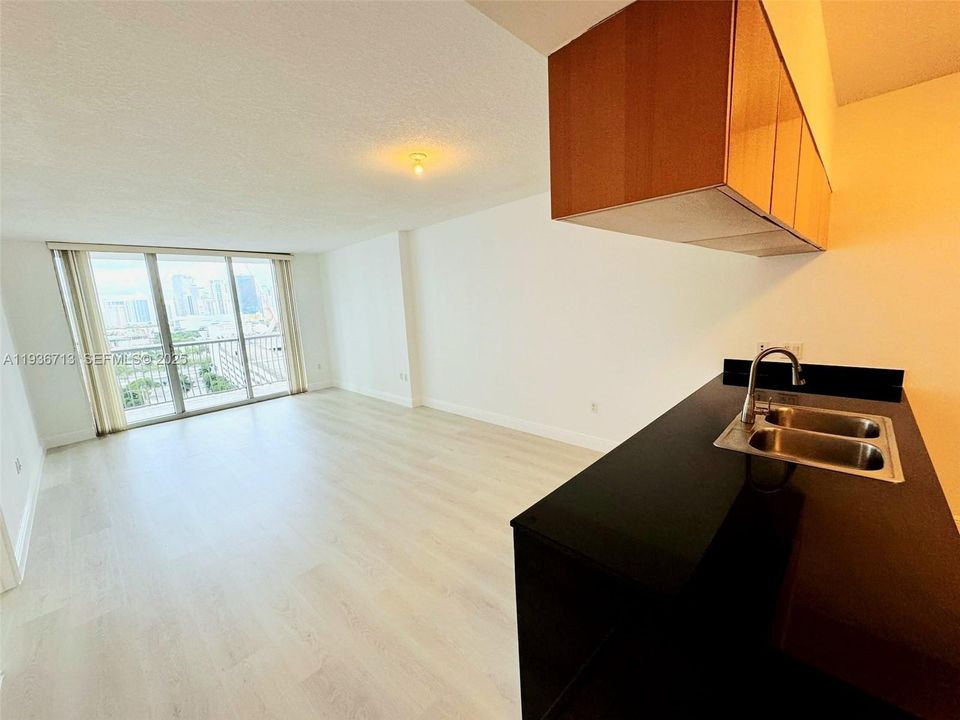 В аренду: $2,800 (1 спален, 1 ванн, 821 Квадратных фут)