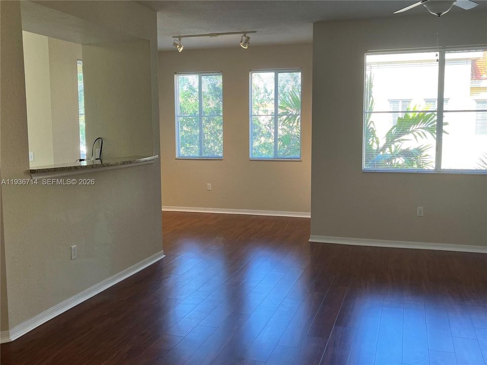 На продажу: $355,000 (2 спален, 2 ванн, 1403 Квадратных фут)