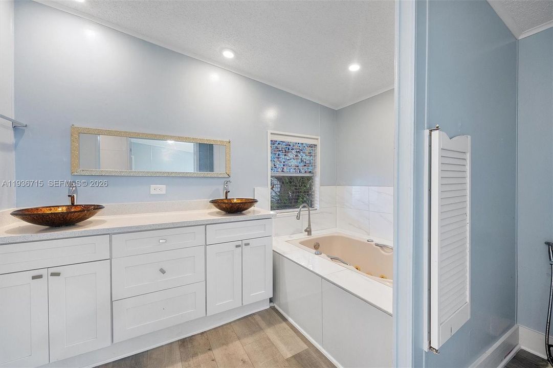 На продажу: $310,000 (3 спален, 2 ванн, 1430 Квадратных фут)