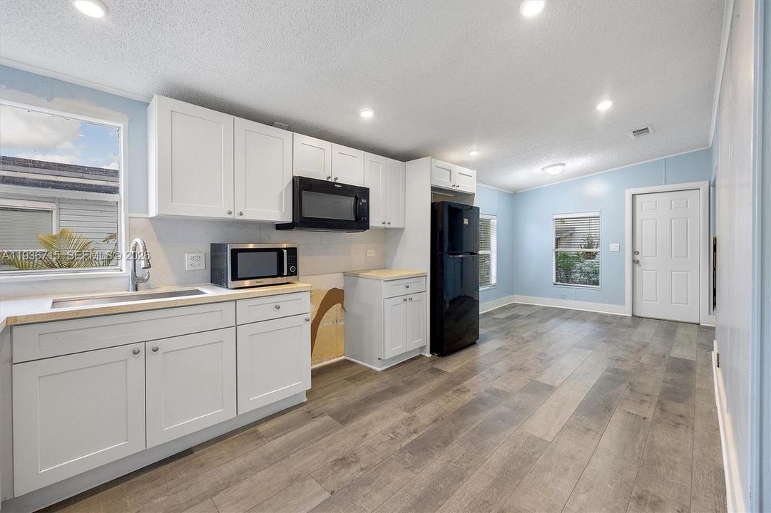 На продажу: $310,000 (3 спален, 2 ванн, 1430 Квадратных фут)