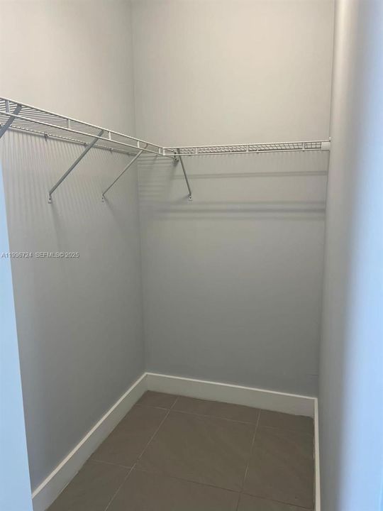 For Rent: $1,900 (0 beds, 1 baths, 2317 Square Feet)