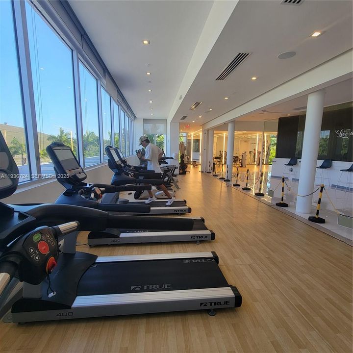 For Rent: $1,900 (0 beds, 1 baths, 2317 Square Feet)