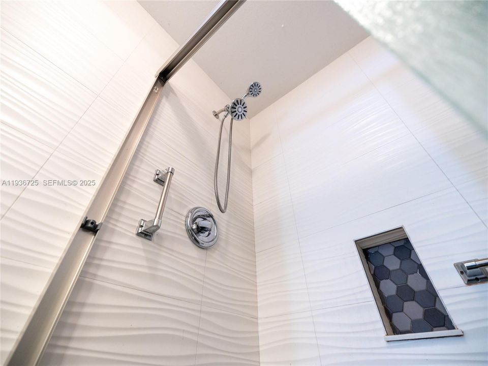 For Sale: $374,999 (2 beds, 2 baths, 1185 Square Feet)