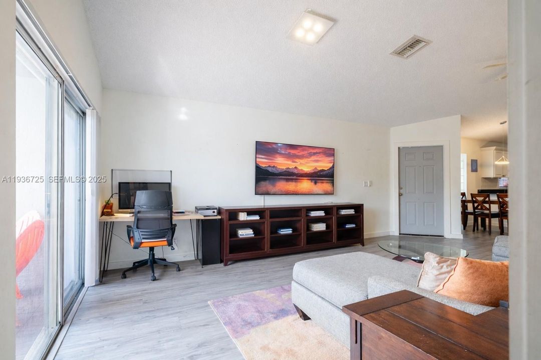 For Sale: $374,999 (2 beds, 2 baths, 1185 Square Feet)