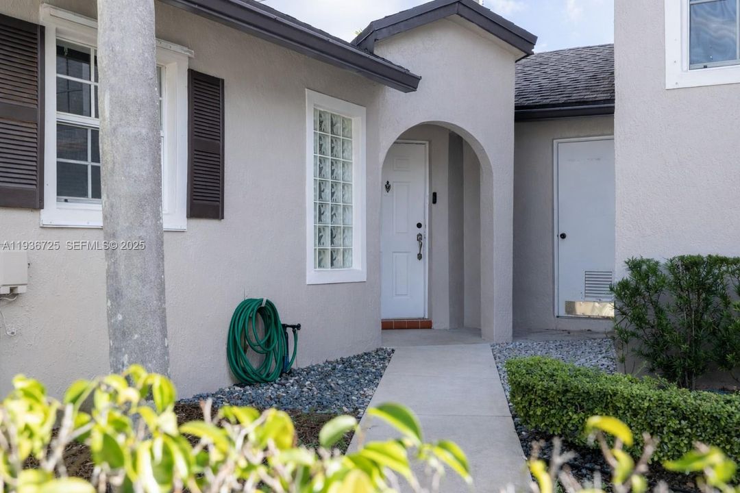 For Sale: $374,999 (2 beds, 2 baths, 1185 Square Feet)