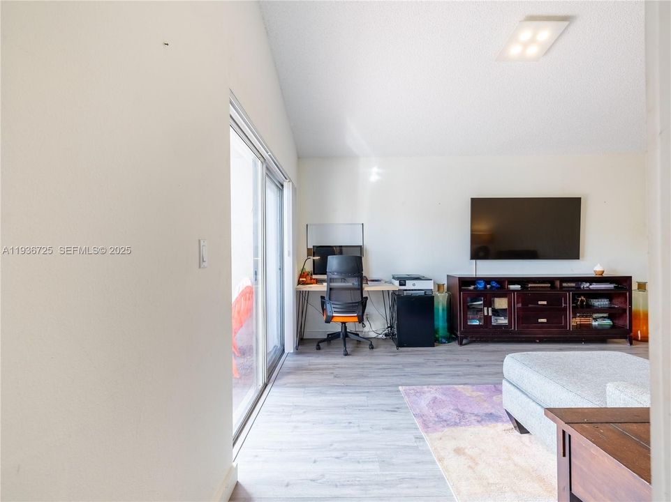 For Sale: $374,999 (2 beds, 2 baths, 1185 Square Feet)