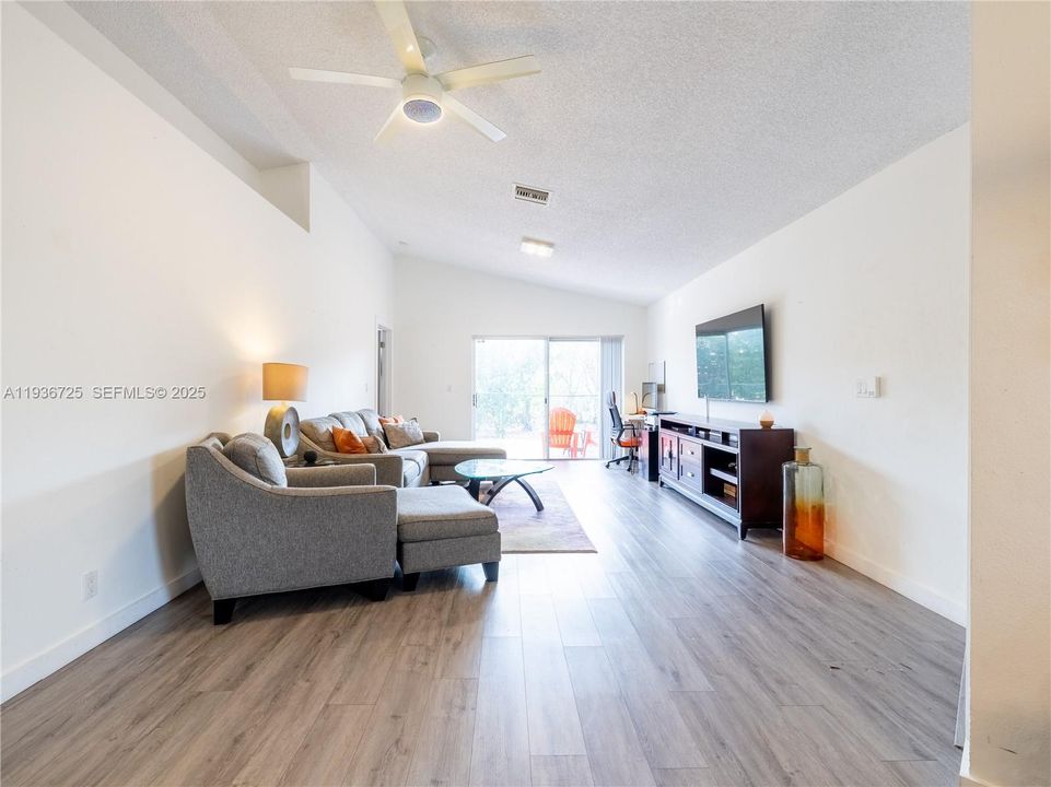 For Sale: $374,999 (2 beds, 2 baths, 1185 Square Feet)