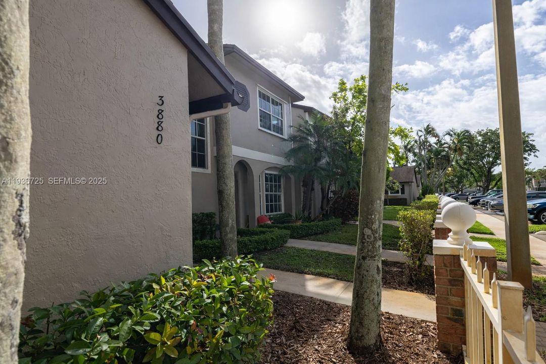 For Sale: $374,999 (2 beds, 2 baths, 1185 Square Feet)