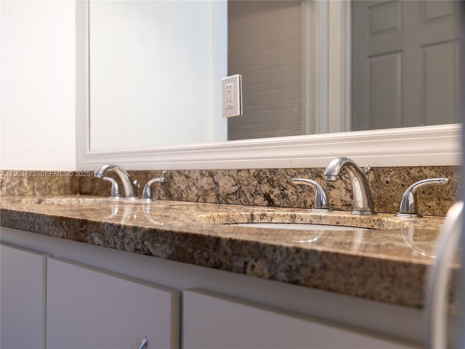 For Sale: $374,999 (2 beds, 2 baths, 1185 Square Feet)