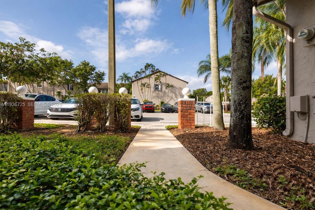 For Sale: $374,999 (2 beds, 2 baths, 1185 Square Feet)