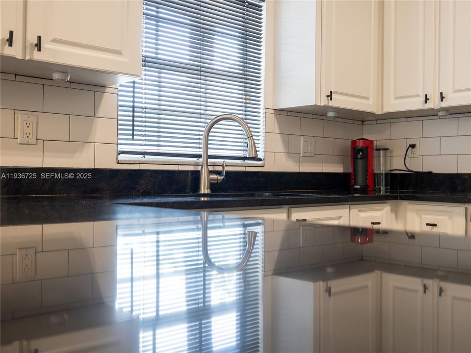 For Sale: $374,999 (2 beds, 2 baths, 1185 Square Feet)