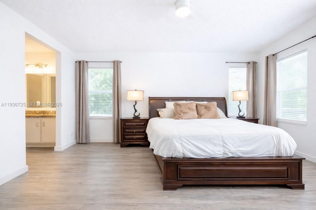 For Sale: $374,999 (2 beds, 2 baths, 1185 Square Feet)