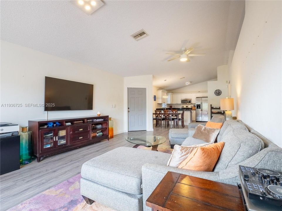 For Sale: $374,999 (2 beds, 2 baths, 1185 Square Feet)