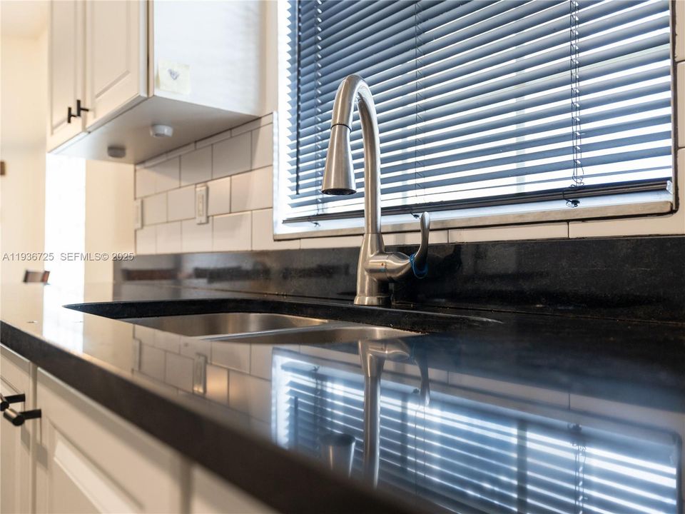 For Sale: $374,999 (2 beds, 2 baths, 1185 Square Feet)