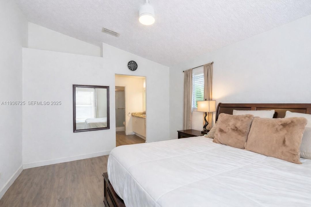 For Sale: $374,999 (2 beds, 2 baths, 1185 Square Feet)