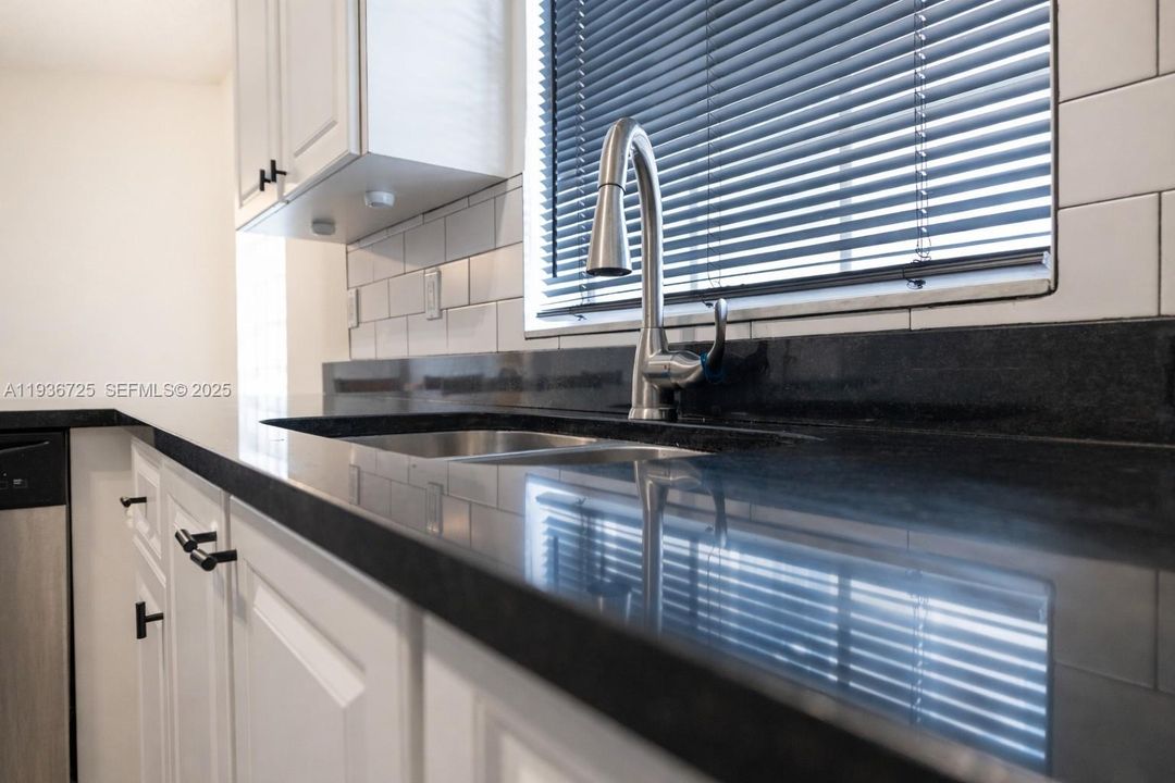 For Sale: $374,999 (2 beds, 2 baths, 1185 Square Feet)