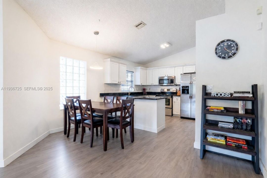 For Sale: $374,999 (2 beds, 2 baths, 1185 Square Feet)