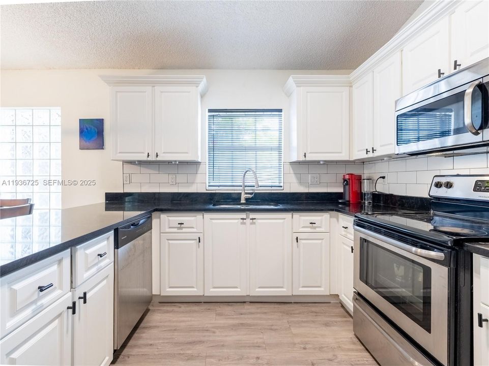 For Sale: $374,999 (2 beds, 2 baths, 1185 Square Feet)