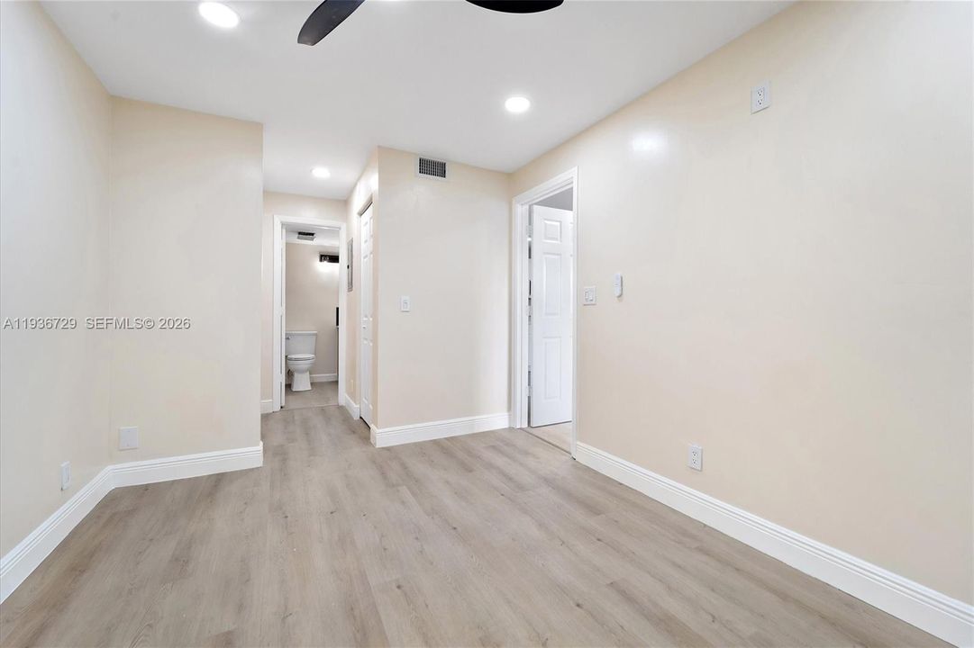 На продажу: $180,000 (1 спален, 1 ванн, 624 Квадратных фут)