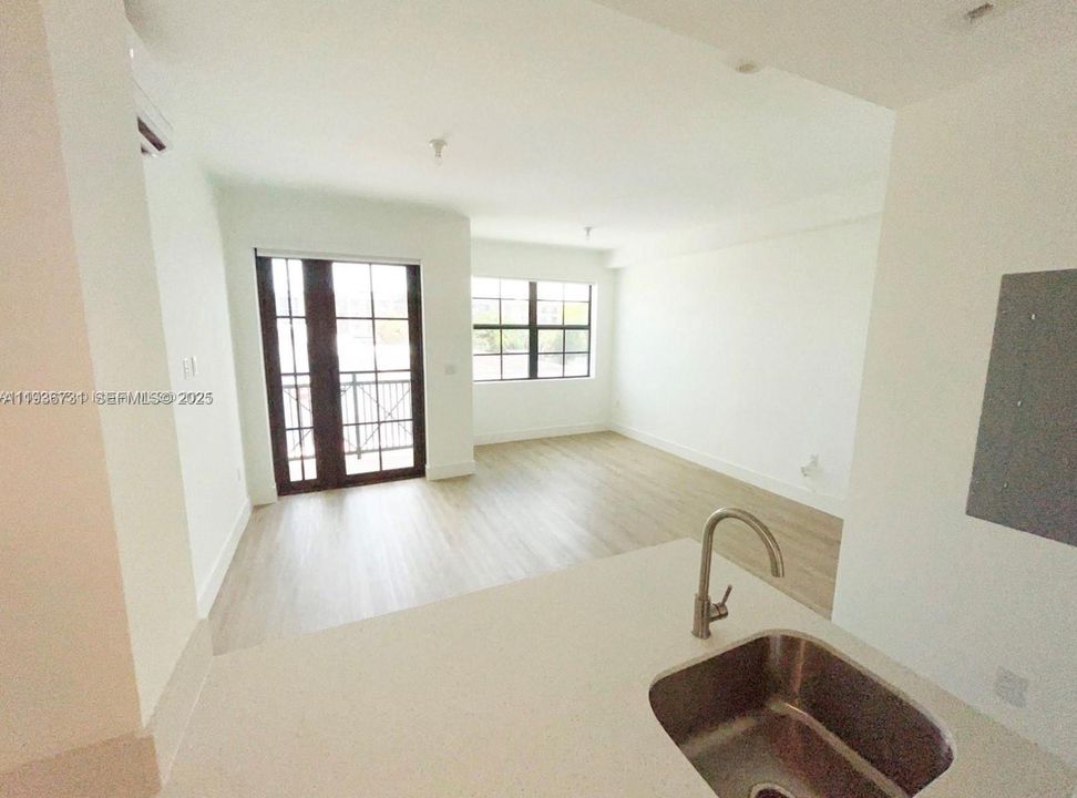 For Rent: $1,700 (0 beds, 1 baths, 434 Square Feet)