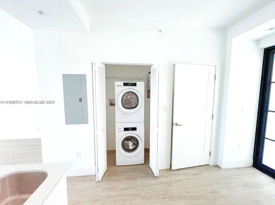 For Rent: $1,700 (0 beds, 1 baths, 434 Square Feet)