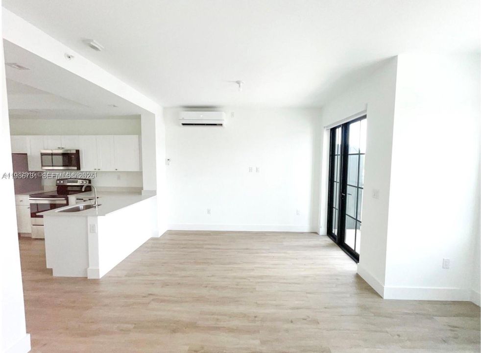 For Rent: $1,700 (0 beds, 1 baths, 434 Square Feet)