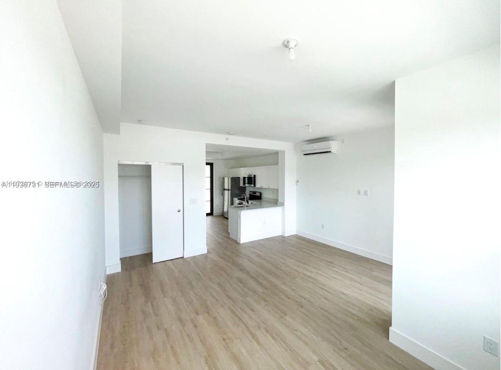 For Rent: $1,700 (0 beds, 1 baths, 434 Square Feet)