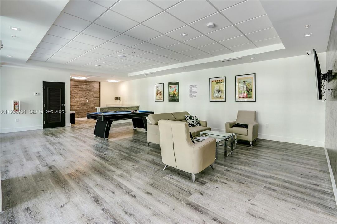 For Rent: $1,700 (0 beds, 1 baths, 434 Square Feet)